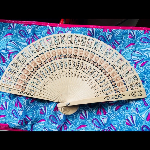NWT FAN SANDALWOOD HAND FAN STAY COOL IN STYLE! - Picture 2 of 4